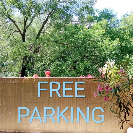 Kwatera prywatna Free Parking, Balcony, Near To Park
