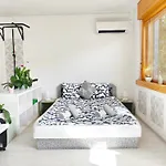 Homestay Free Parking, Balcony, Near To Park