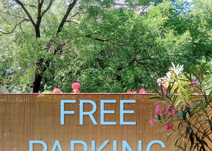 Kwatera prywatna Free Parking, Balcony, Near To Park